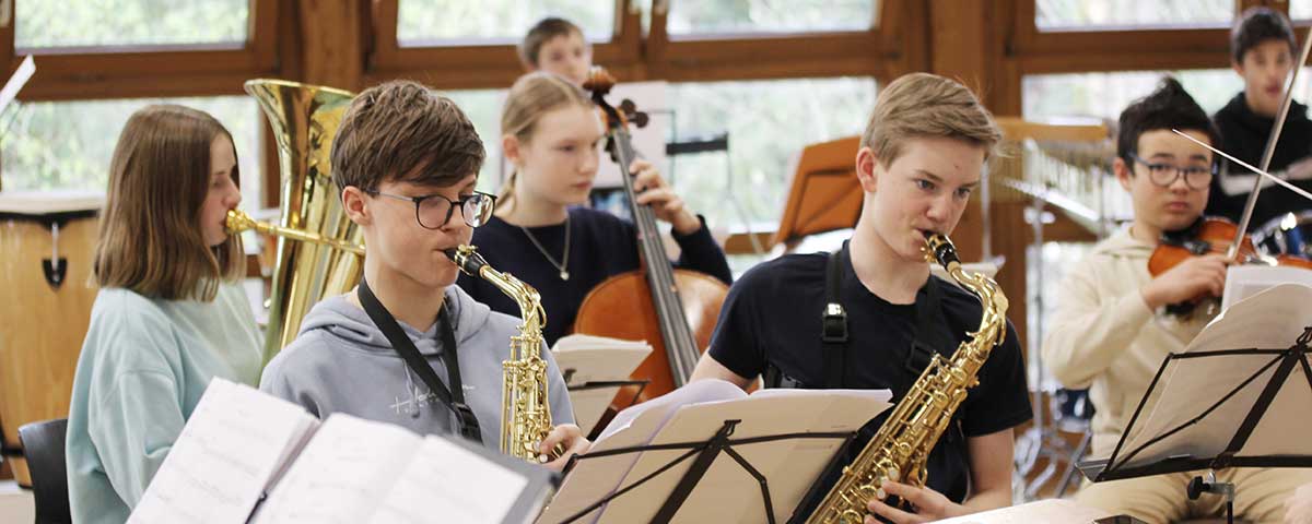 Schüler der Privatschule in München beim musizieren